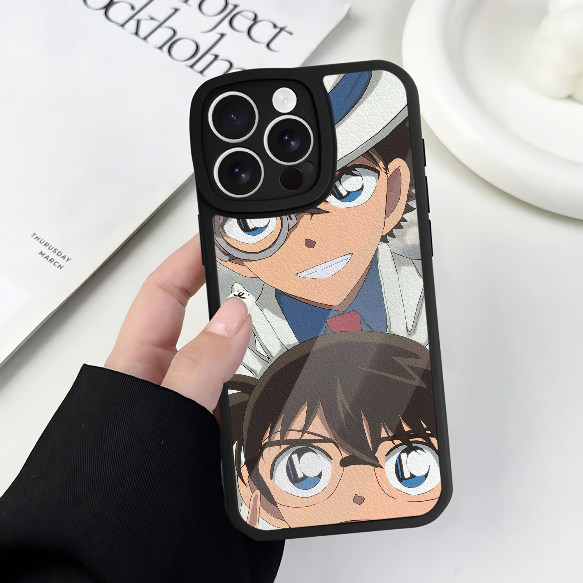 （画像用） 名探偵コナン Detective Conan 【iPhone 16シリーズ対応】シリコンスマホケース（レザー調） 材質：シリコン